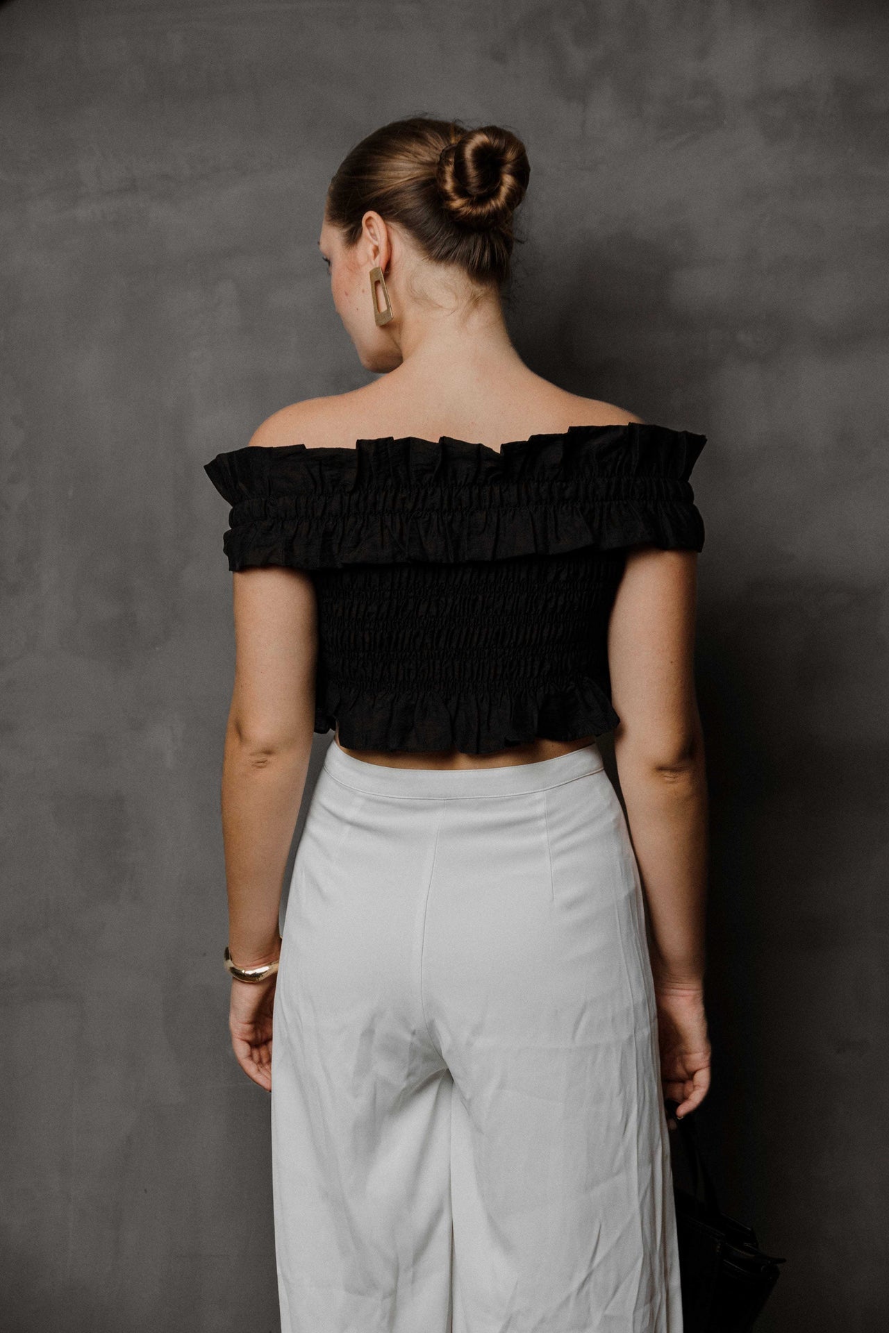 Atelier Off-shoulder Crop
